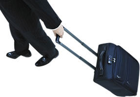 スーツケースを持ち歩くビジネスマン